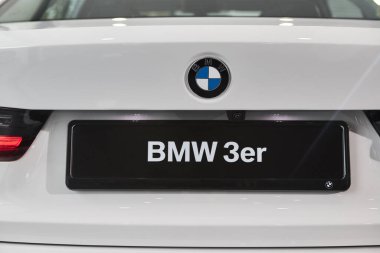 Vinnitsa, Ukrayna - 24 Şubat 2021. BMW Serisi 3 'ün kapanışı - galeride yeni model araba sunumu 