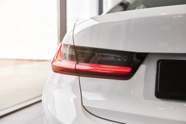 Vinnitsa, Ukrayna - 24 Şubat 2021. BMW Serisi 3 'ün arka farları - galeride yeni model araba sunumu 