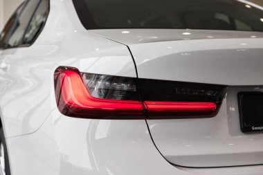 Vinnitsa, Ukrayna - 24 Şubat 2021. BMW Serisi 3 'ün arka farları - galeride yeni model araba sunumu 