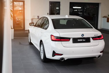 Vinnitsa, Ukrayna - 24 Şubat 2021. BMW Serisi 3 'ün arka planı - galeride yeni model araba sunumu 
