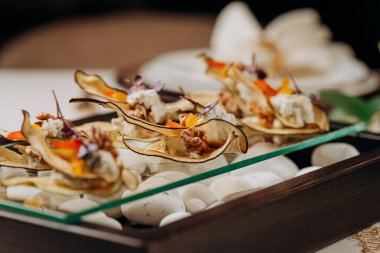 Kurumuş meyve dilimlenmiş armut cipsi süzme peynir ve cevizli sağlıklı vejetaryen tatlı şekeri ücretsiz, restoranda servis ediliyor.