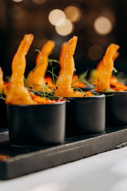 Ekmek kırıntıları içinde kızarmış kaplan karidesi ve mango sosu restoranda hazır. Deniz ürünleri, deniz ürünleri.