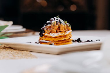 Lezzetli gözlemeler frenk üzümü reçeli ve elmalarla servis edilir.