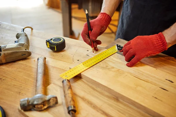 Carpintero Trabajando Con Una Madera Marcando Tablón Con Lápiz Tomando — Foto de Stock