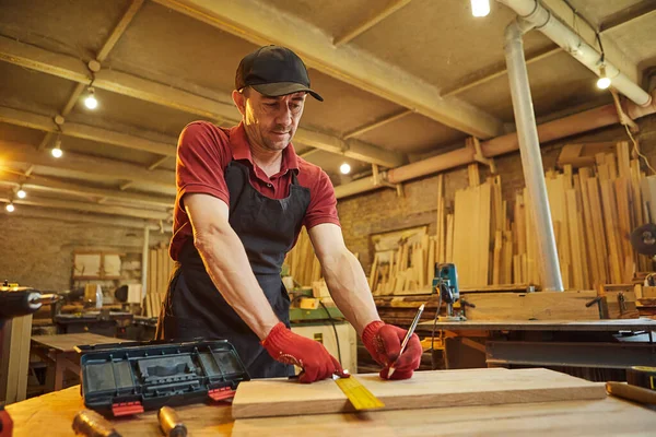 Timmerman Werkt Met Een Hout Markeert Plank Met Potlood Meet — Stockfoto