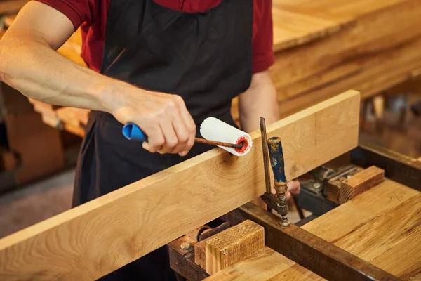 木匠制造业一名高级木匠穿着制服 用手压粘贴木棍的画像 — 图库照片