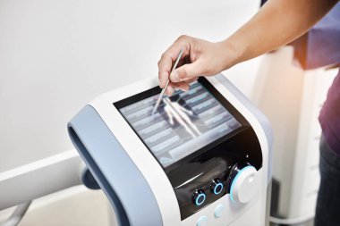 Sırtın elektromanyetik terapisi. Fizyoterapist doktor çok etkili ağrı tedavisi ve iltihap tedavisi için tıbbi ekipman kullanıyor. Manyetik alan, rehabilitasyon. Manyetoterapi