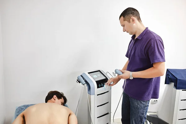 Radiofrequency Therapy Back Physiotherapist Doctor Uses Medical Equipment Highly Effective — Stock Photo, Image