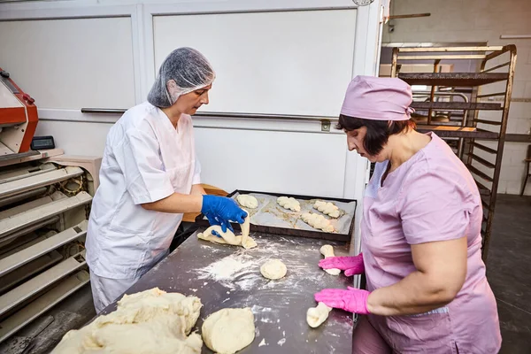 Lavoratore Una Grande Panetteria Produzione Industriale Prodotti Forno Una Catena — Foto Stock