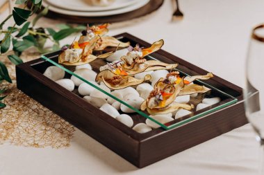 Kurumuş meyve dilimlenmiş armut cipsi süzme peynir ve cevizli sağlıklı vejetaryen tatlı şekeri ücretsiz, restoranda servis ediliyor.