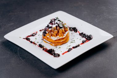 Lezzetli gözlemeler frenk üzümü reçeli ve elmalarla servis edilir.