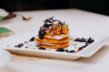 Lezzetli gözlemeler frenk üzümü reçeli ve elmalarla servis edilir.