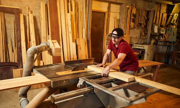 Falegname Professionista Lavori Uniformi Una Macchina Lavorazione Del Legno Nella — Foto Stock