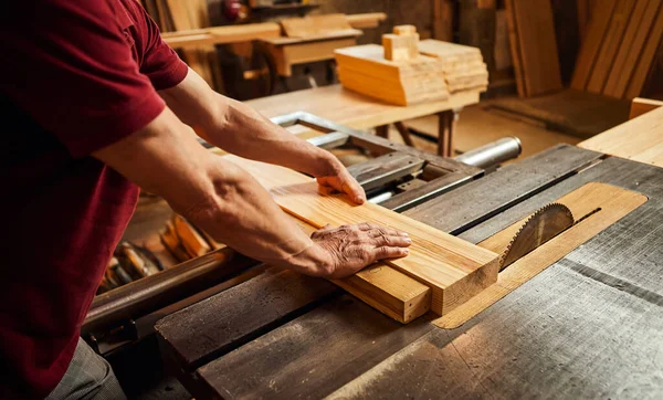 木工制造业木工机器上穿着制服的专业木匠 — 图库照片