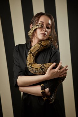 Modern klinikte yılanlı güzel kadın kozmetik uzmanı portresi. Tıbbın sembolü