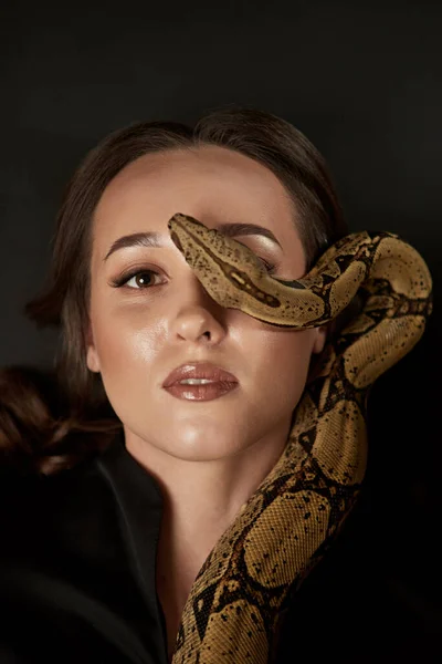 Portrait Beautiful Female Doctor Cosmetologist Snake Modern Clinic Symbol Medicine — Stock Photo, Image
