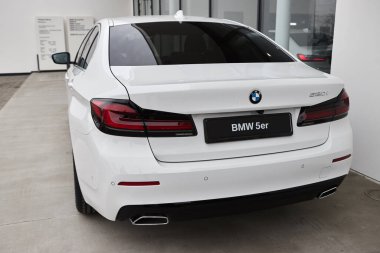 Vinnitsa, Ukrayna - 24 Şubat 2021. BMW Serisi 5 'in arka planı - galeride yeni model araba sunumu 