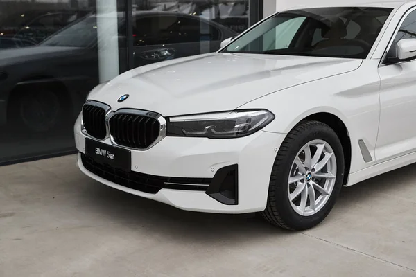 Vinnitsa, Ukrayna - 24 Şubat 2021. BMW Serisi 5 'in yan görünümü - galeride yeni model araba sunumu