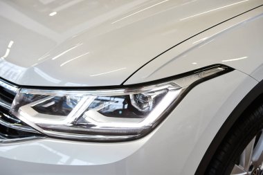 Vinnitsa, Ukrayna - 18 Şubat 2021. Volkswagen Tiguan 2021 - Showroom 'da yeni model araba sunumu - far
