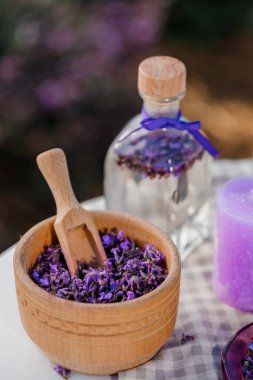 Ahşap kase ve arka planda kurutulmuş lavanta. Çiçekli bitki çayı içeceği. Aromaterapi, ilaç malzemesi. Sakinleştirici içecek.
