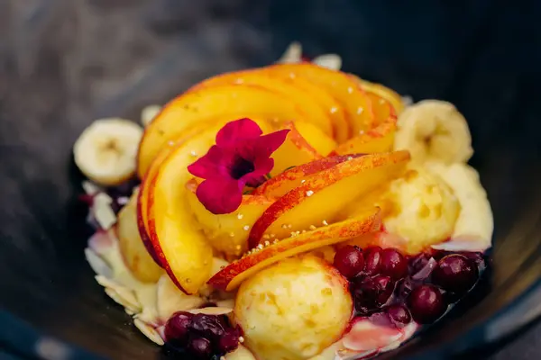 Sweet Oatmeal Fried Cheese Balls Peach Cranberries Healthy Breakfast — Foto de Stock