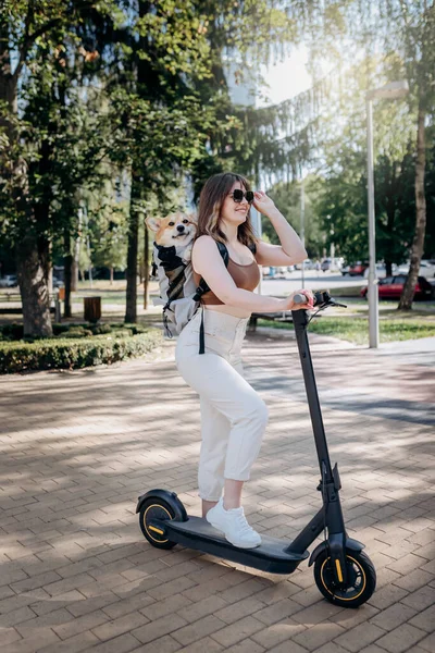 Happy Smiling Woman Traveler Riding Her Electro Scooter City Parkland — 图库照片