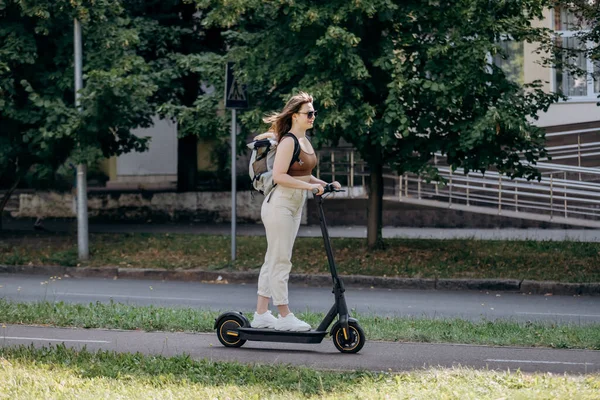 Happy Smiling Woman Traveler Riding Her Electro Scooter City Parkland — 스톡 사진