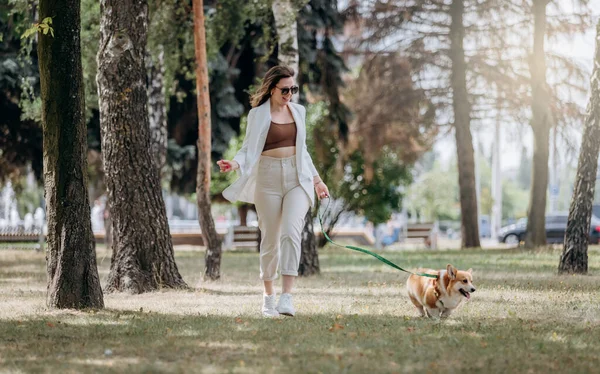 Happy Woman Wearing White Suit Sunglasses Walking City Parkland Welsh — Stockfoto