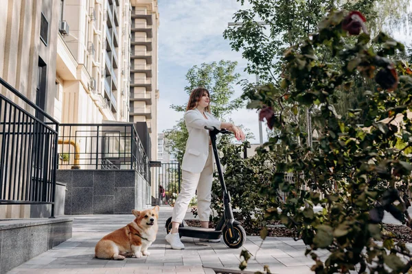 Beautiful Young Woman White Suit Standing Her Electric Scooter Corgi — Fotografia de Stock