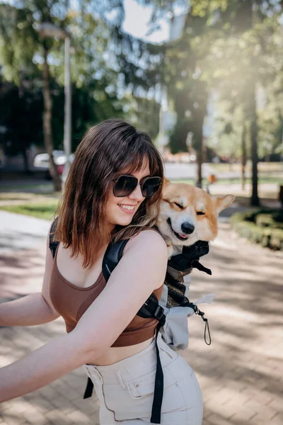 Happy Smiling Woman Traveler Riding Her Electro Scooter City Parkland — 图库照片