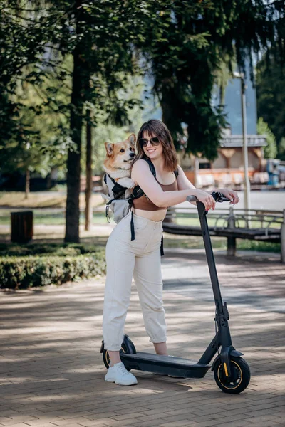 Happy Smiling Woman Traveler Riding Her Electro Scooter City Parkland — 스톡 사진