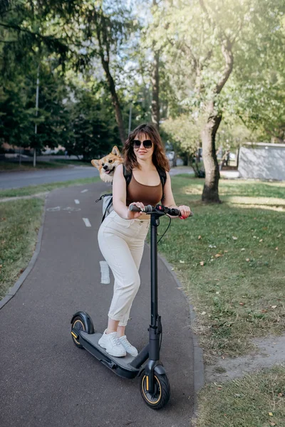 Happy Smiling Woman Traveler Riding Her Electro Scooter City Parkland — Foto Stock