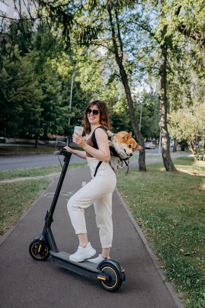 Happy Smiling Woman Traveler Standing Electro Scooter Drinking Coffee City — Foto de Stock