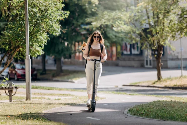 Happy Smiling Woman Traveler Riding Her Electro Scooter City Parkland — Stock Fotó