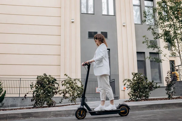 Beautiful Young Woman Sunglasses White Suit Riding Her Electric Scooter — Stockfoto