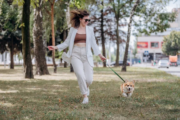 Happy Woman Wearing White Suit Sunglasses Walking City Parkland Welsh — Foto Stock