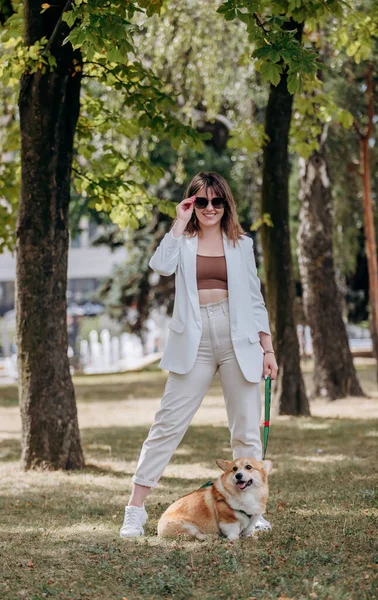 Happy Woman Wearing White Suit Sunglasses Walking City Parkland Welsh — Foto de Stock