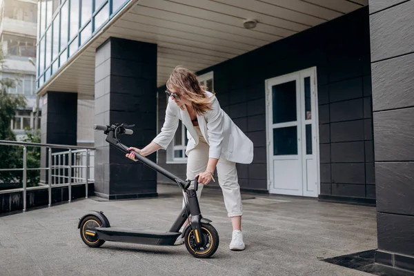 Pretty Woman White Suit Folding Her Electro Scooter Ride While — 스톡 사진