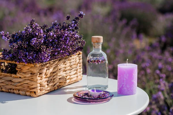 Cesta Con Hermosa Lavanda Campo Provance Con Agua Lavanda Velas — Foto de Stock