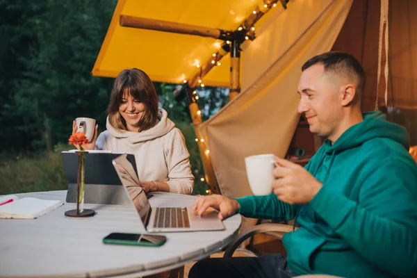 Happy Family Couple Freelancers Drink Coffee While Working Laptop Cozy — Zdjęcie stockowe