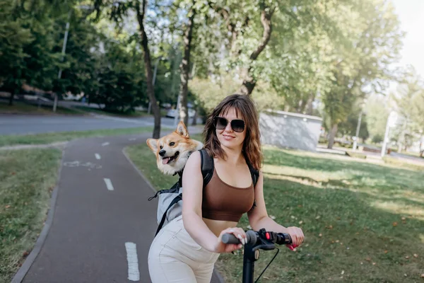 Happy Smiling Woman Traveler Riding Her Electro Scooter City Parkland — Stockfoto