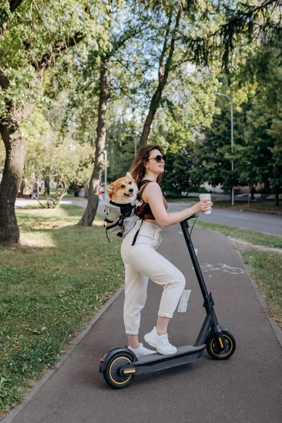 Happy Smiling Woman Traveler Standing Electro Scooter Drinking Coffee City — 图库照片