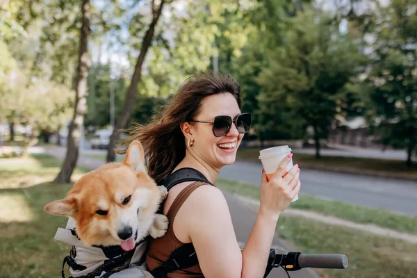 Happy Smiling Woman Traveler Standing Electro Scooter Drinking Coffee City — Foto Stock