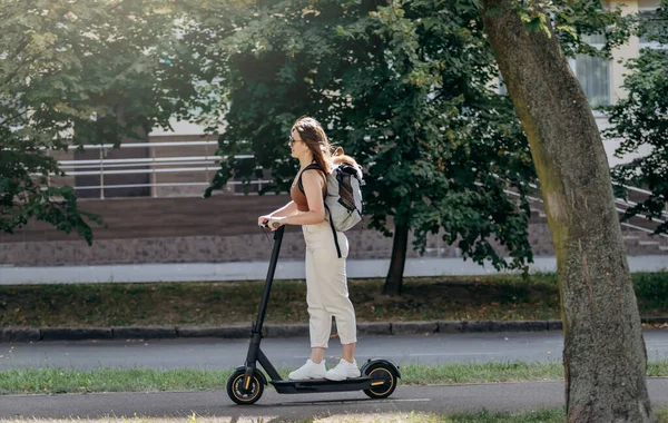 Happy Smiling Woman Traveler Riding Her Electro Scooter City Parkland — Stockfoto