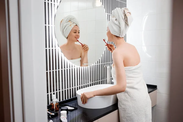 Retrato Uma Bela Jovem Mulher Usando Toalha Branca Escovando Dentes — Fotografia de Stock