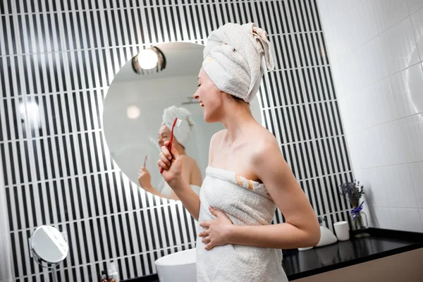 Jonge Gelukkige Vrouw Met Gesloten Ogen Witte Handdoek Staan Badkamer — Stockfoto