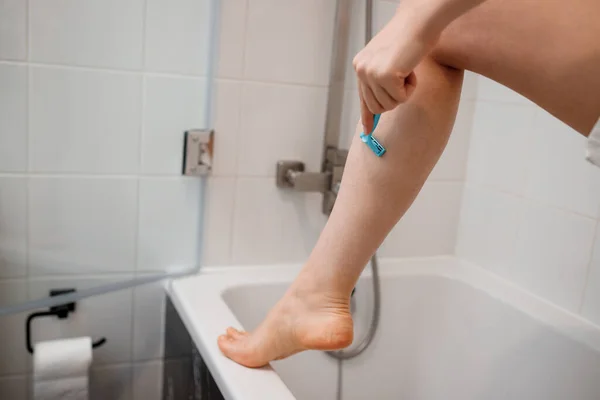 Vue Rapprochée Femme Rasant Jambe Avec Rasoir Dans Cabine Douche — Photo