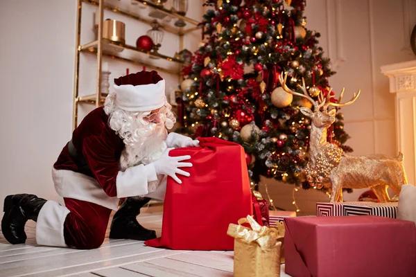 Santa Claus Con Una Gran Bolsa Roja Regalos Apresuran Llevar — Foto de Stock