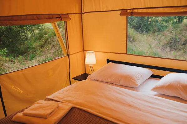 Interior Cozy Open Glamping Tent Light Dusk Luxury Camping Tent — Foto de Stock