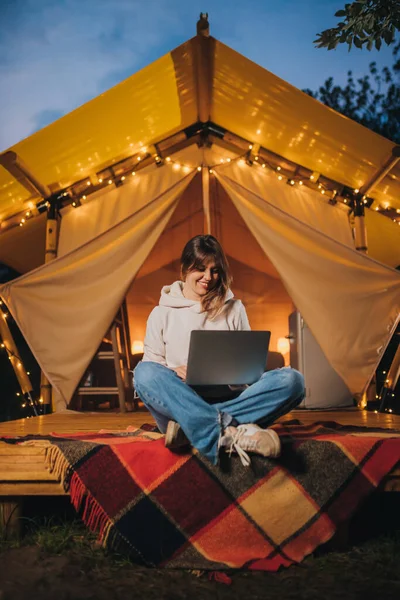 Happy Woman Freelancer Using Laptop Cozy Glamping Tent Summer Evening — Zdjęcie stockowe